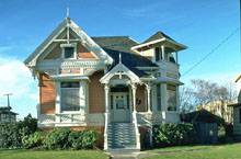 маленький каркасный деревянный домик с резными элементами на фасаде